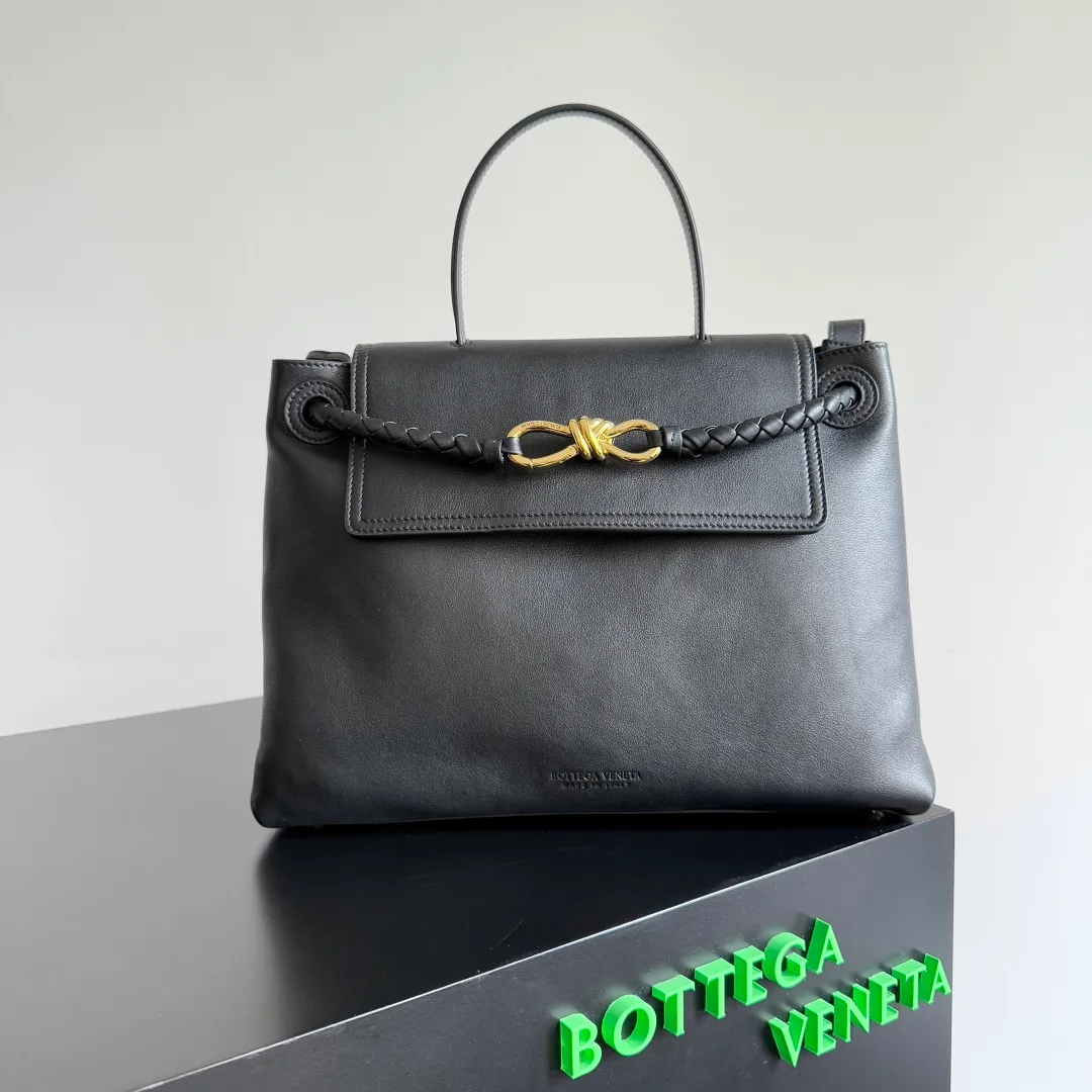 Batch 2360 BottegaVeneta Latest Ciao Ciao Bag Silky cowhide two-way flap handbag with signature twist detail, hidden hook closure, flap can be fastened to the front or attached to the INTRECCIATO woven interior pocket, comes with an adjustable and detachable crossbody strap, interior compartment, and also features a zippered pocket. The surprise flap has various shapes. Style 1 - Cover the bag surface and expose the knot decoration. Style 2 - Place the flap inside the bag. A buckle is also designed. Style 3 - The U-shaped position of the top handle in the hand bag. Style No.: 817231 Size: 34*26*15cm
